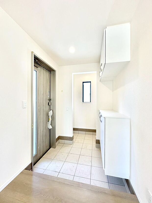 明るい玄関はお客様をお出迎えするのにぴったりです！ 