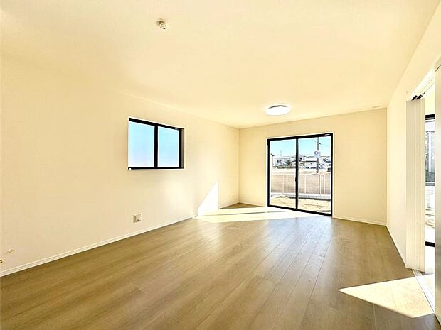 明るい陽光が注ぎ、寛ぎの雰囲気に満たされるリビング・ダイニング。