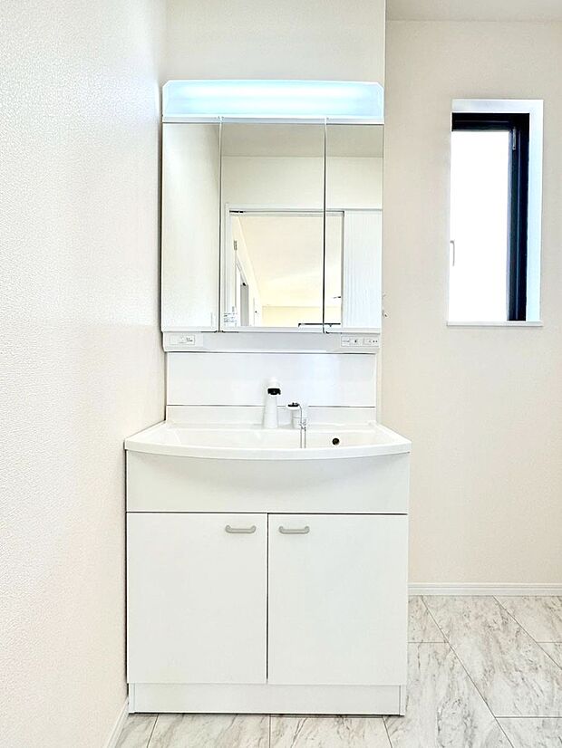 大きく見やすい三面鏡で清潔感ある洗面台は、身だしなみチェックや肌のお手入れにおすすめです。 