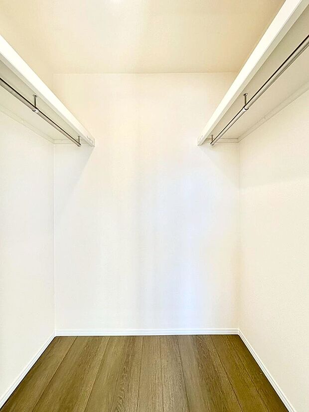 ウォークインクローゼット付きで生活空間を広く利用できます。