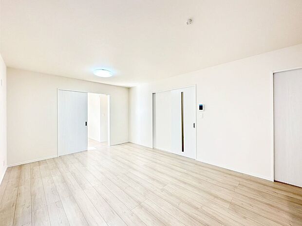 日当たりのいいリビングでゆったりとしたティータイムを! お気に入りのグリーンを飾れば更に心地よさがアップ!