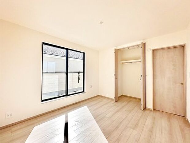 明るいバルコニーサイドに洋室を設置。目覚めの良い寝室に。