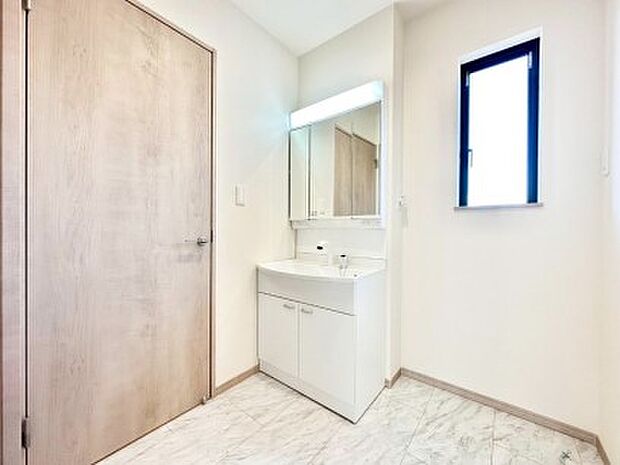 大きく見やすい三面鏡で清潔感ある洗面台は、身だしなみチェックや肌のお手入れにおすすめです。