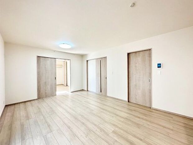 家族の笑顔が自然と生まれてくる、そんな雰囲気のダイニングに仕上がっています