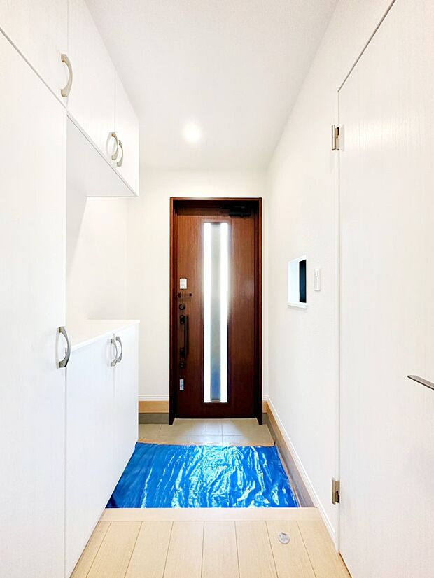 玄関ドアにスリッドラインが入っているので光の演出をしてくれます