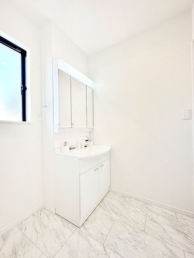 小窓がついているので換気ができて清潔感があるランドリースペース