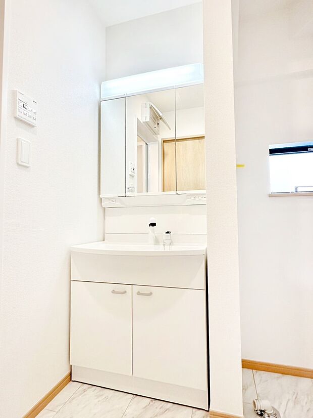 スタイリングに便利な三面鏡、ミラーキャビネットで細かい物スッキリ