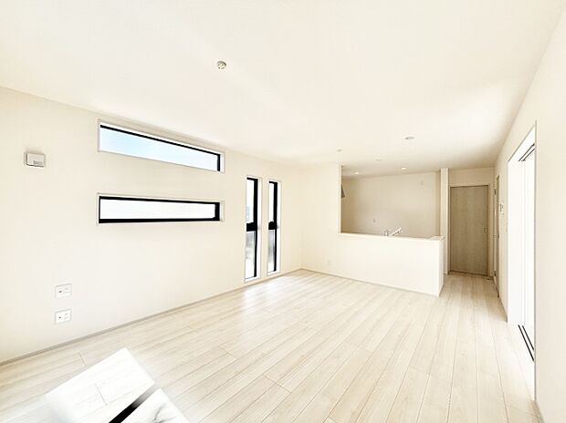 ナチュラルテイストの優しく柔らかい色使いのフローリングが素敵なリビングですね。