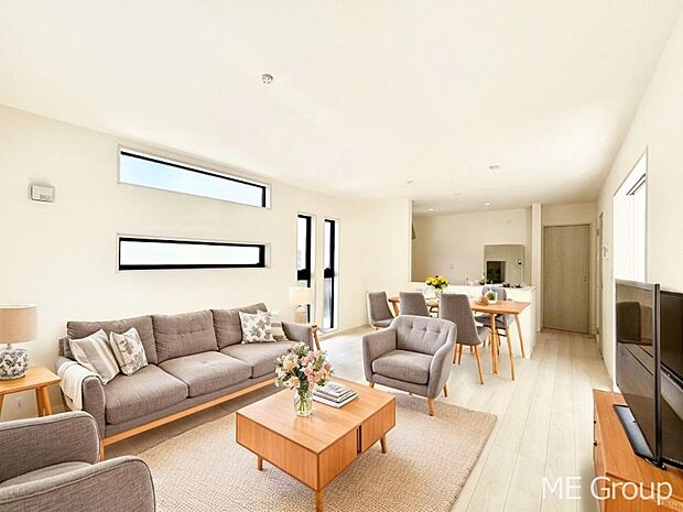 自然光が取り込まれ、家族団らんの場所を明るく演出 ※家具はCGです