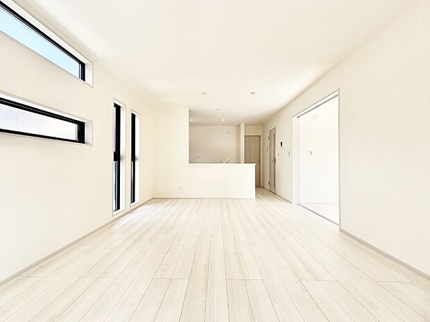 明るい陽光が注ぎ、寛ぎの雰囲気に満たされるリビングダイニング