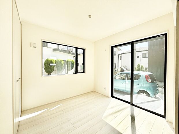 リビング横の洋室は引き戸を開ければリビングと一体に。閉じれば独立した洋室に。