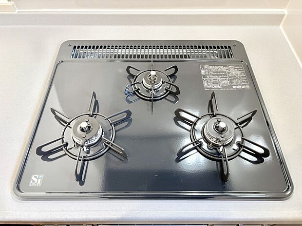 ガスコンロはSiセンサー搭載。火力調節や焦げ付き・消し忘れも防いでくれます。