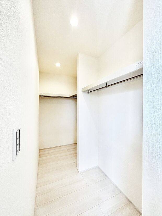 衣類をハンガーに掛けたまま収納できるWIC。衣類の整理整頓がしやすくて便利です！