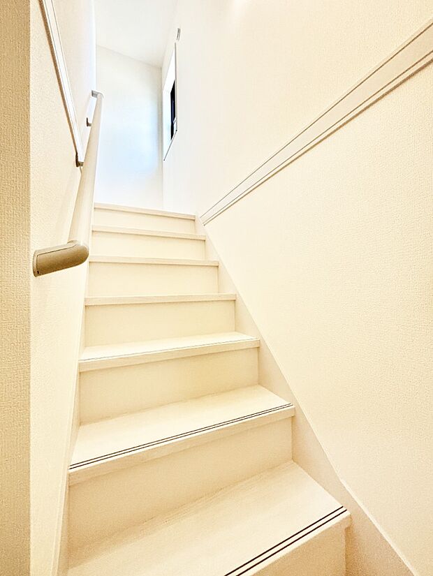 安全性を考慮し階段には手すりを設置しています