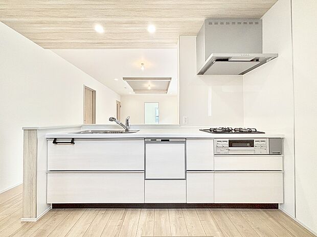 リビングで遊ぶお子様を見守りながらお料理ができる対面キッチン