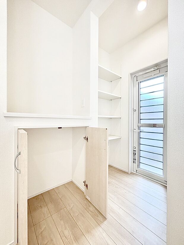 キッチンにはパントリー!食材のストックはもちろん、日用品の収納など使い方はいろいろ!