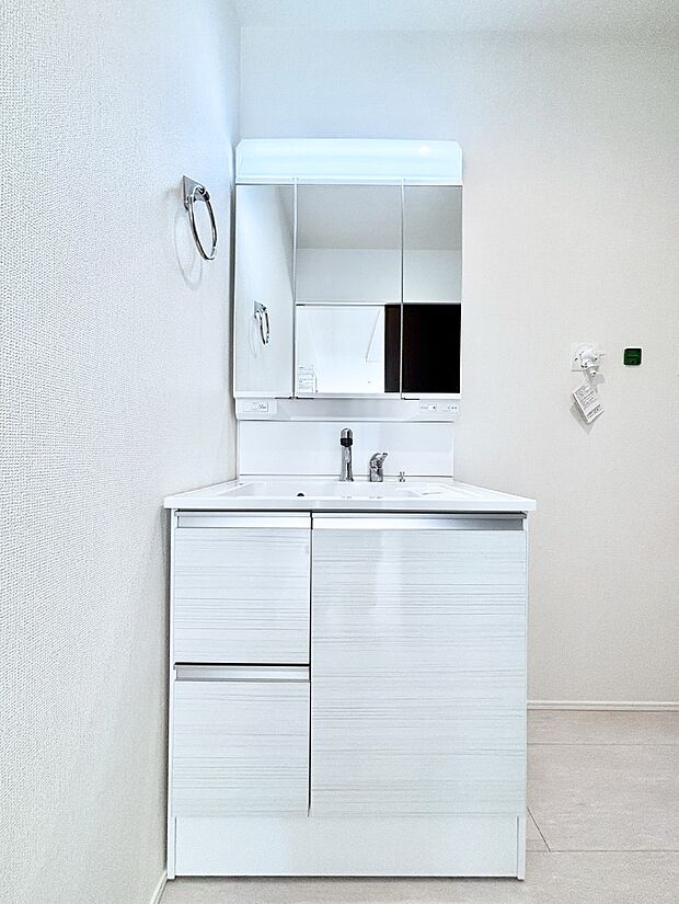 大きく見やすい三面鏡で清潔感ある洗面台は、身だしなみチェックや肌のお手入れにおすすめです。