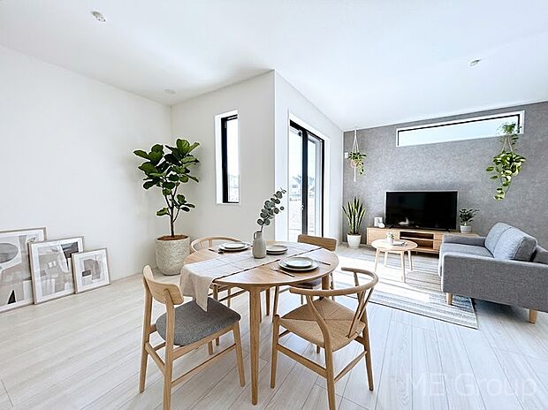 ご家族の賑やかな話し声で包まれる明るいリビング ※家具はCGです