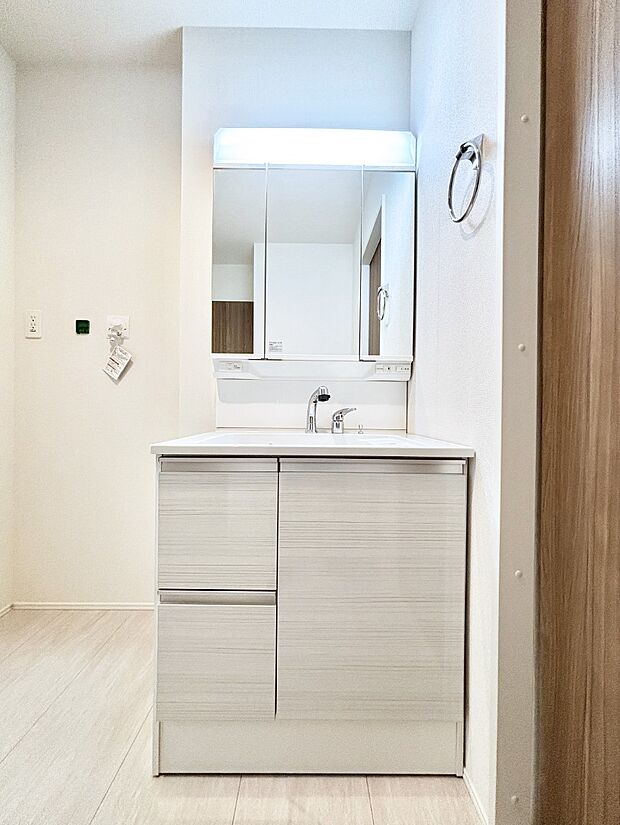 大きく見やすい三面鏡で清潔感ある洗面台は、身だしなみチェックや肌のお手入れにおすすめです。