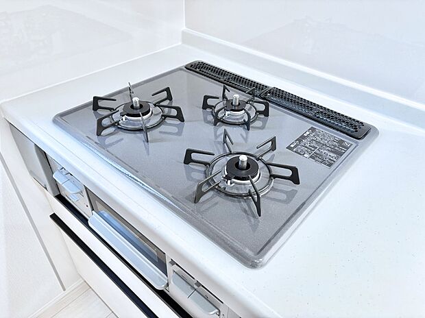 ガスコンロはSiセンサー搭載。火力調節や焦げ付き・消し忘れも防いでくれます。