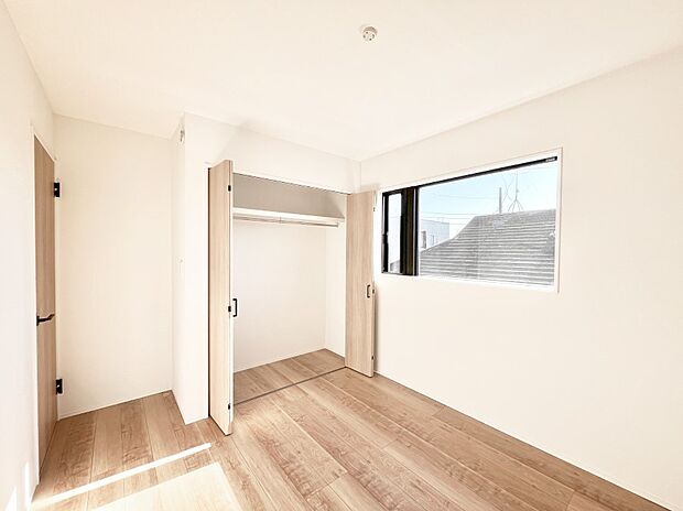 やさしい光がさしこむ居室はしっかり収納付き