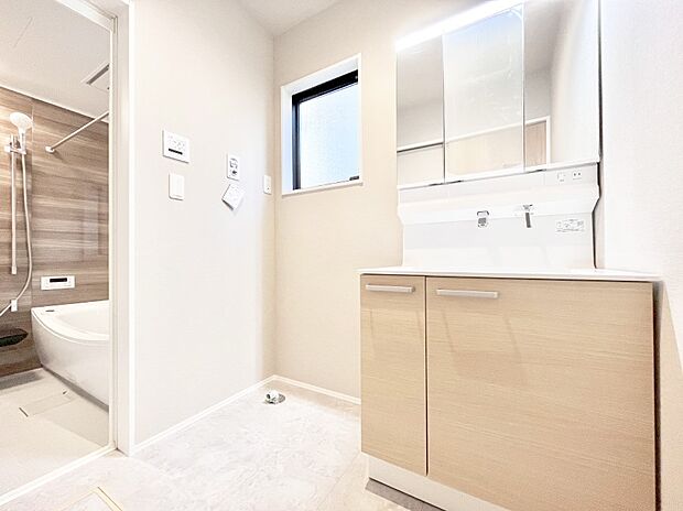 ゆとりの洗面スペースで朝の身支度もスムーズに