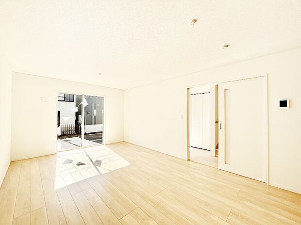 明るい陽光が注ぎ、寛ぎの雰囲気に満たされるリビングダイニング