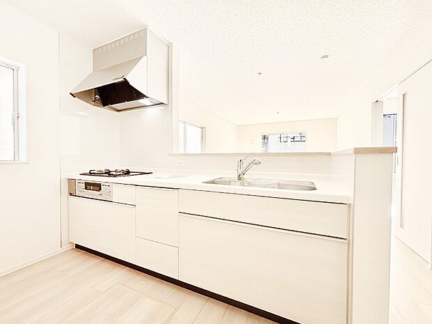 ご家族の会話弾む対面キッチン。お料理中のパパママもご家族と過ごす時間が増えそう!