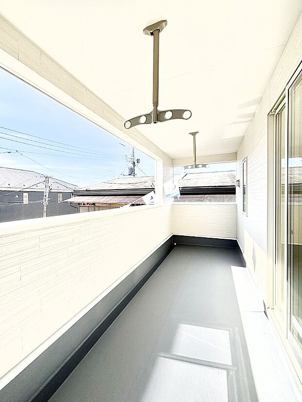 急な雨も安心!奥行たっぷりなインナーバルコニーで毎日のお洗濯もラクラク快適。