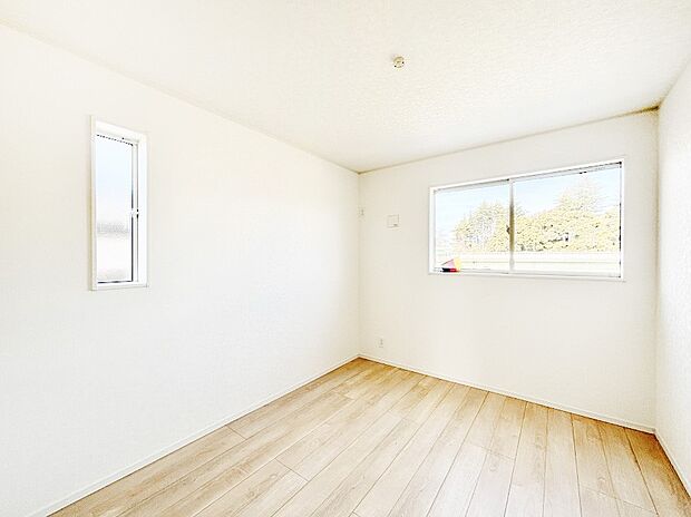 2面採光の洋室。窓から入り込む陽光がお部屋全体を優しく包み込みます