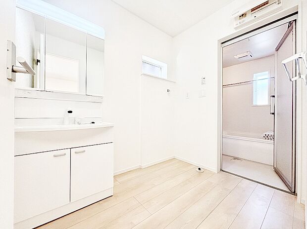 1日の始まりも心地よく!柔らかな朝の光を感じられる窓がついた洗面室