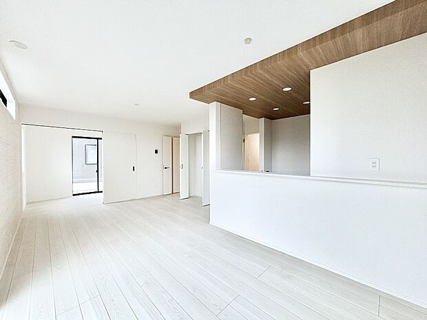 隣接の洋室を開放すればさらに広々空間に