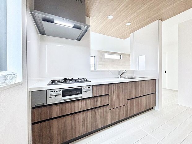 リビングを見渡せる人気のカウンターキッチン。 家族を見守りながら家事をすることができます。