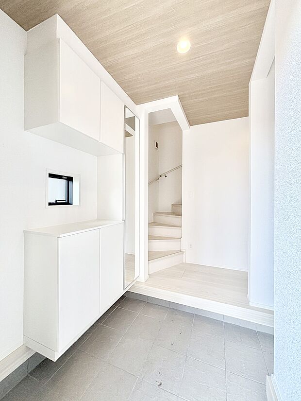 飾り棚を利用して、お越しいただくお客様をおもてなしできます。