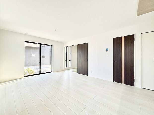 明るい陽光が注ぎ、寛ぎの雰囲気に満たされるダイニング。