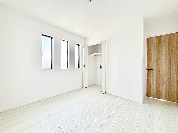 3つ並んだ窓からの爽やかな日差しがお部屋全体を優しく包み込んでくれます