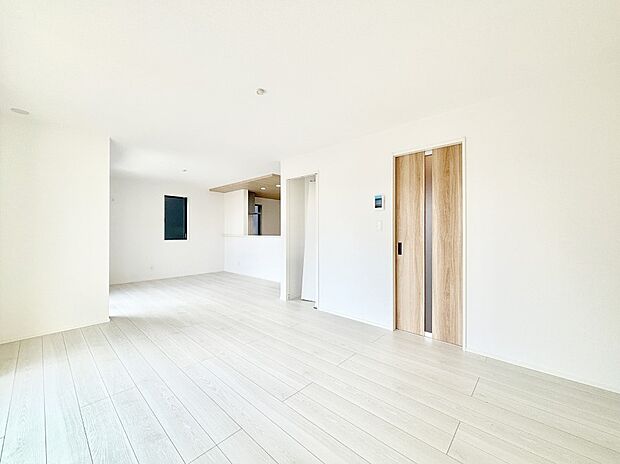 明るい陽光が注ぎ、寛ぎの雰囲気に満たされるダイニング。