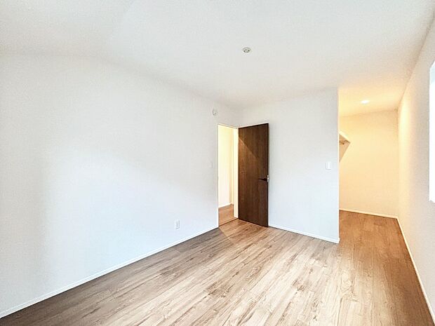 ウォークインクローゼットがあるお部屋!季節ごとの入れ替えも不要で便利です。