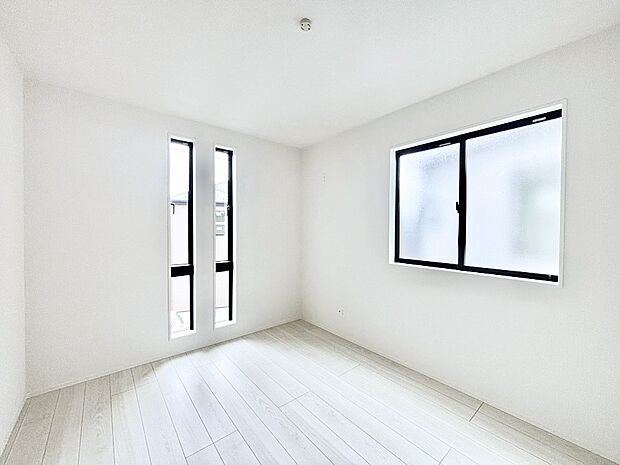 2つ並んだ縦長の窓がアクセントになっている2階6帖の洋室。