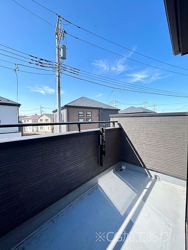 南向きのバルコニー！ご家族の洗濯物はもちろん、お布団もたっぷり干せます！