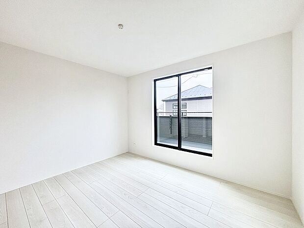 バルコニーが開放感をプラスしてくれる洋室