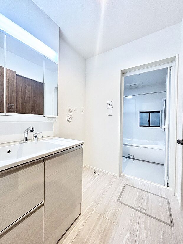 清潔感ある洗面化粧室で朝の身支度も快適