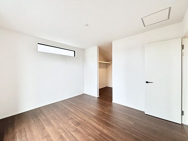 ウォークインクローゼットがあるお部屋。季節ごとの入れ替えも不要で便利です!