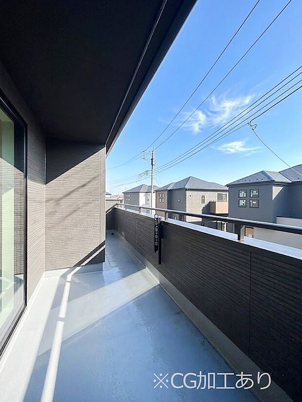 南向きのバルコニー!ご家族の洗濯物はもちろん、お布団もたっぷり干せます!