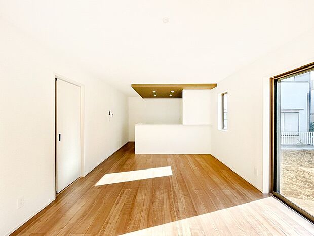 ご家族の賑やかな話し声で包まれる明るいリビング  