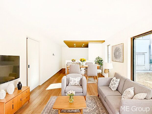 家族の和やかな会話が聞こえてきそう。開放感のあるリビングです。※家具はCGです  