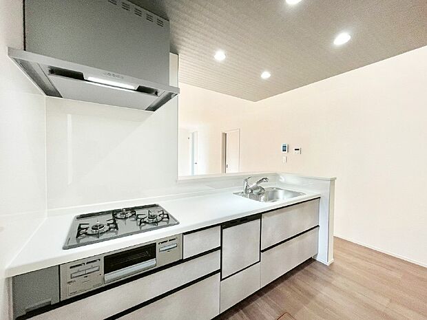 リビングで遊ぶお子様を見守りながらお料理ができる対面キッチン。  