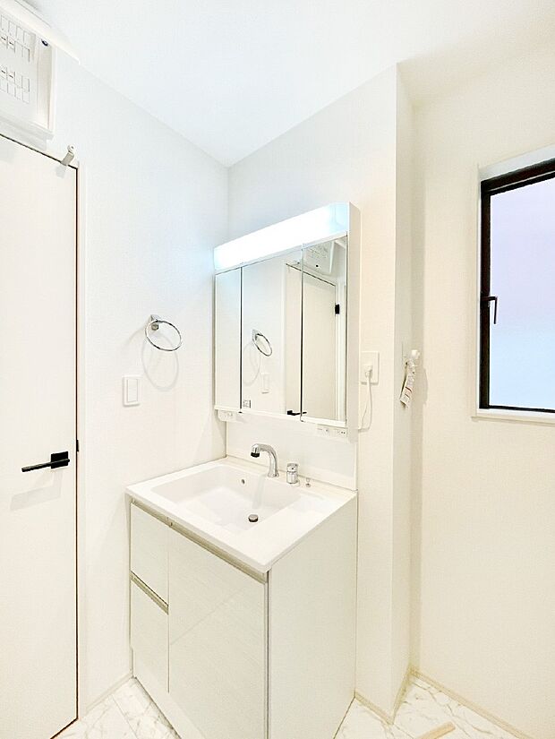 収納力と機能性に優れた洗面化粧台