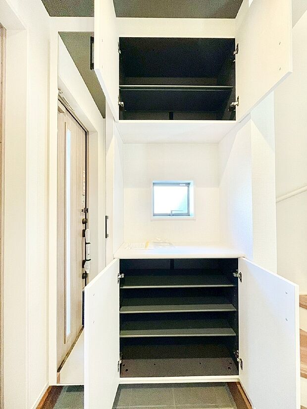 収納力ある下駄箱の活用で玄関廻りはいつでもスッキリ