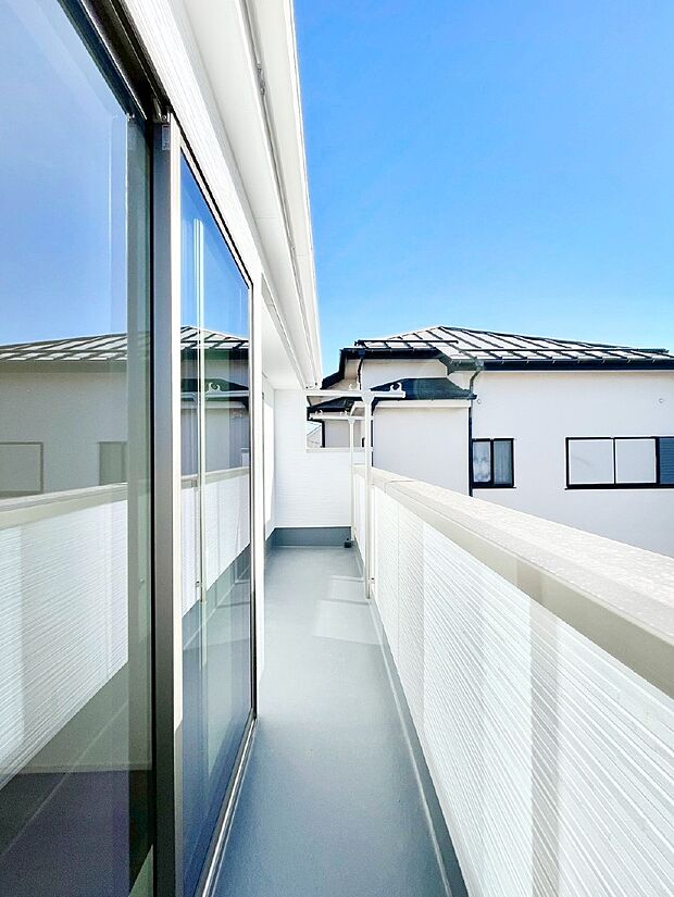 ゆったりバルコニーだから沢山お洗濯ものを干せます。